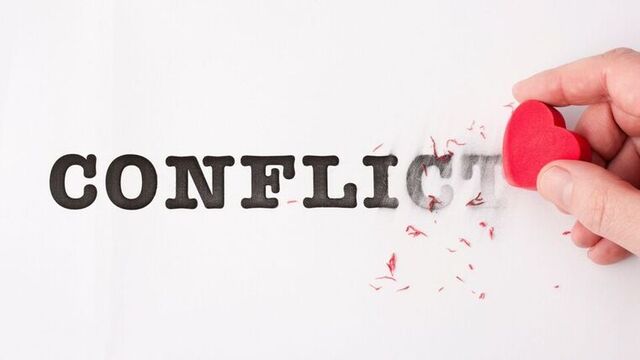 Het woord conflict wordt uitgegumd door een hartjes gum