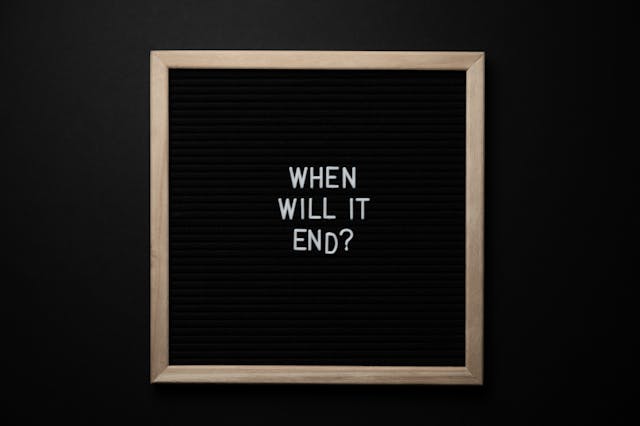 Gouden lijst op een zwarte achtergrond met de tekst: When will it end?