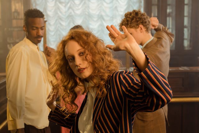 Een groep mensen poseert op dramatische wijze voor de camera.